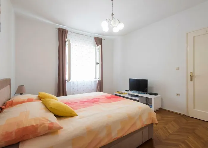 T&m With Parking In The Old Town Задар