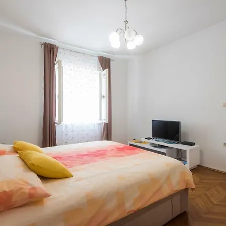 T&m With Parking In The Old Town Zára