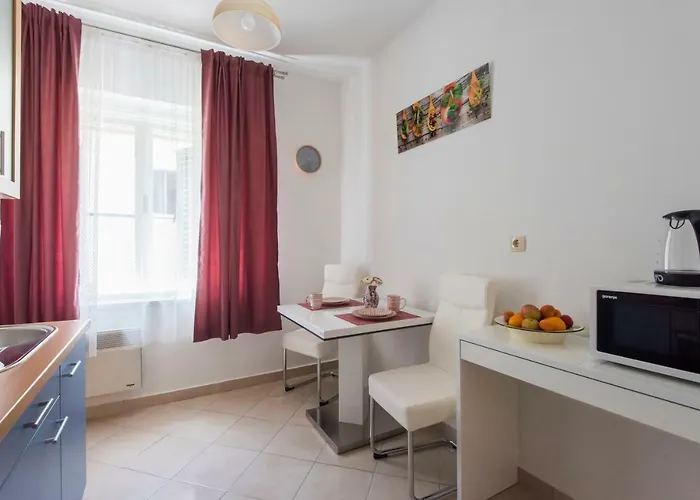 T&m With Parking In The Old Town Zára