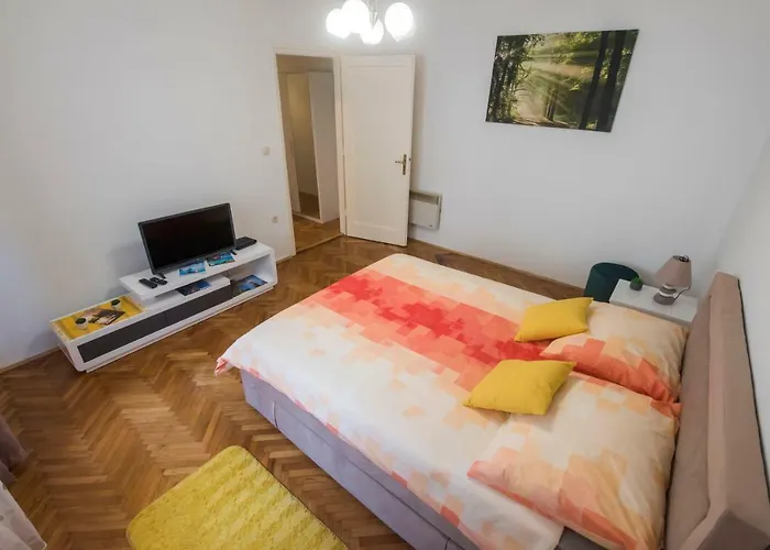 T&m With Parking In The Old Town